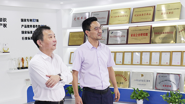 柴世民局長一行參觀托普云農(nóng)數(shù)字三農(nóng)展廳