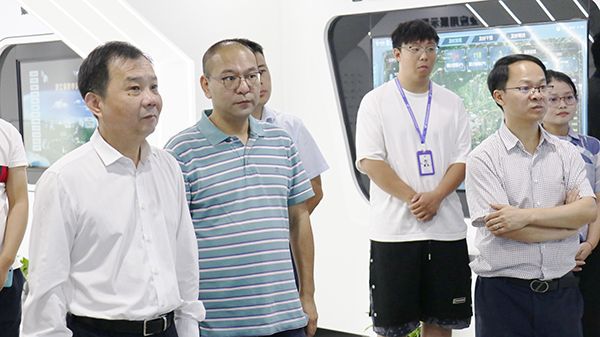 柴世民局長一行參觀托普云農(nóng)數(shù)字三農(nóng)展廳