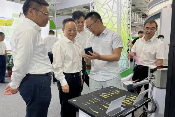 浙江省政協(xié)副主席陳小平、浙江省農(nóng)業(yè)農(nóng)村廳副廳長蔡元杰、浙江省種子管理總站站長施俊生一行蒞臨托普云農(nóng)展位